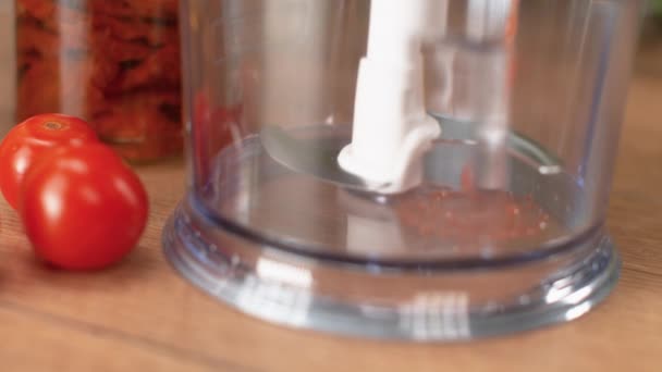 Lassú mozgás: konzerv paradicsom püré öntik egy konyha turmixgép. — Stock videók