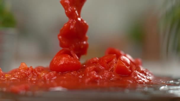 느린 동작: 으깨어 맛있는 수제 마리 나라 소오 스 에 넣은 도마도. — 비디오