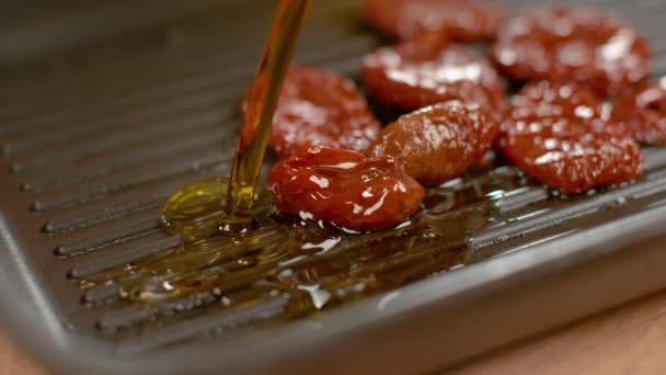 MACRO, DOF: Gesundes Olivenöl wird über die sonnengetrockneten Tomaten gegossen. — Stockvideo