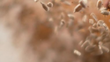 Ay çekirdeği ve granola kırıntıları kameraya doğru uçuyor..