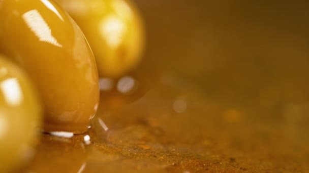 慢动作：金黄色的橄榄油洒在美味的土生土长的治愈橄榄上. — 图库视频影像