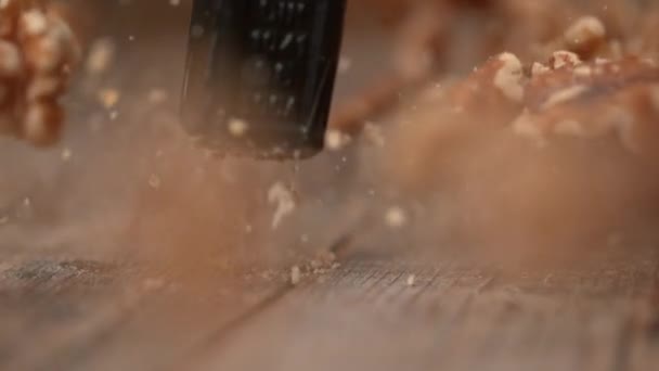 MACRO : Marteau écrase une noix et envoie d'autres grains voler dans l'air . — Video