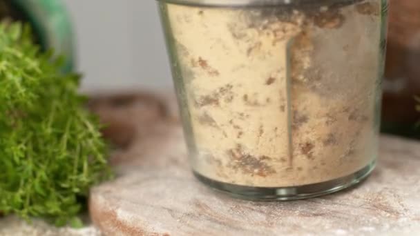 Медленное движение: Вкусные органические грецкие орехи измельчаются в небольшом блендере . — стоковое видео