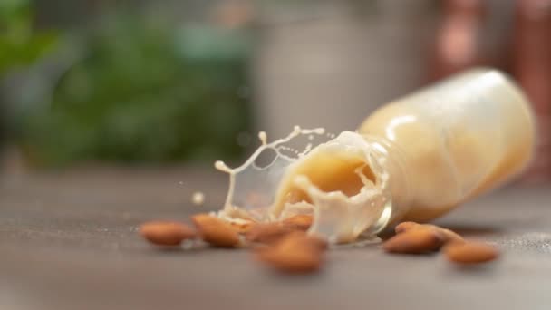 LOW MOTION, MACRO: Derrames refrescantes de leite de amêndoa sobre as amêndoas orgânicas cruas . — Vídeo de Stock
