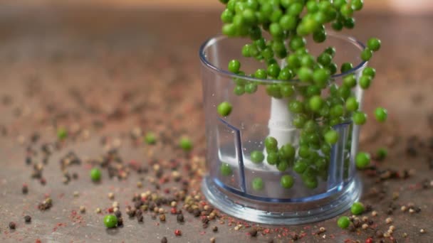 スローモーション、マクロ:おいしい自家製エンドウ豆はプラスチック製の食品ブレンダーに落ちる. — ストック動画