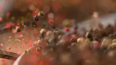 Yavaş hareket et, Makro: organik ev yapımı biberler kızartma tavasından sekiyor.