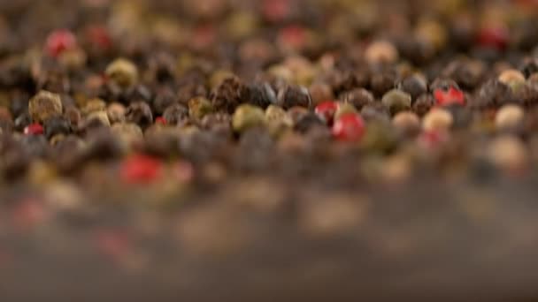 SLOW MOTION, DOF : Des graines de poivre parfumées tombent et rebondissent dans une casserole . — Video