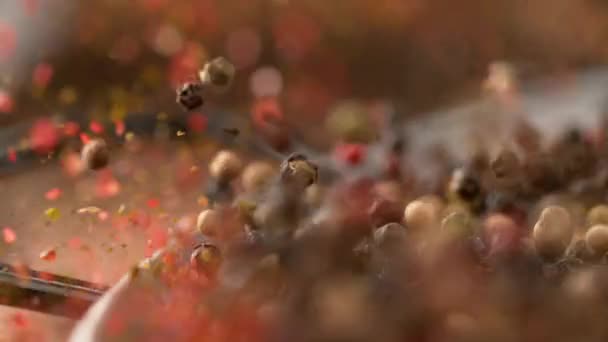 スローモーション、マクロ:有機栽培のペパーコーンがフライパンから跳ね上がる. — ストック動画