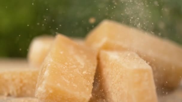 SLOW MotION, DOF: Прохолодний знімок тертого пармезану, що дощить на сирні кубики . — стокове відео