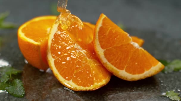 MOTION LENT, MACRO : Délicieuse gelée tourbillonne sur les tranches d'orange juteuses . — Video