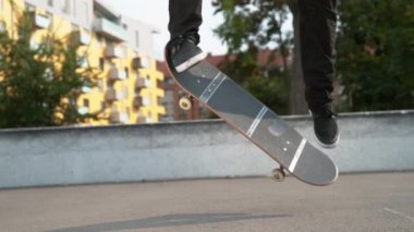Yavaş Hareket, Yaklaş: Tanınmayan kaykaycı mükemmel bir kickflip indiriyor.