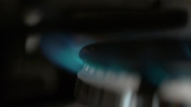 SLOW MOTION: Blaues Feuer brennt aus einem Gasbrenner auf einem großen Metallherd. — Stockvideo