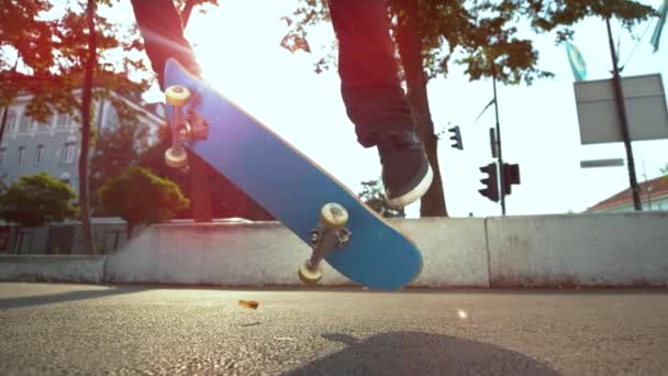 SLOW MOTION: Skateboarder legal andando pela cidade pousa um fakie kickflip . — Vídeo de Stock