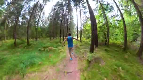VR 360 : Jeune joggeur masculin méconnaissable descendant un sentier forestier pittoresque .