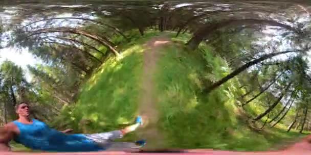 VR 360: Sportsman apto correndo ao longo da trilha cênica que leva através da floresta. — Vídeo de Stock