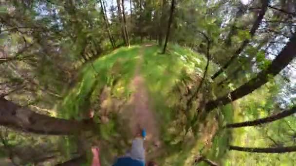 360 VIRTUELLE REALITÄT: Junger Sportler geht an einem sonnigen Frühlingstag zum Trailrunning. — Stockvideo