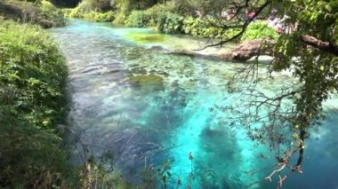 BEACH in CROATIA, Temmuz 2018: Arnavutluk 'taki pitoresk ulusal parktan akan nefes kesici turkuaz renkli nehir boyunca sayısız turist yürüyor. 