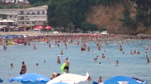 Niezliczeni turyści zalewają idylliczną plażę w pięknym chorwackim morzu. — Wideo stockowe