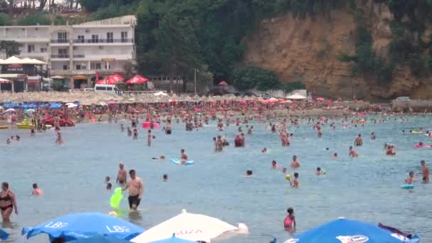 TIMELAPSE: Turismo de masas trayendo turistas a las pintorescas playas croatas — Vídeos de Stock