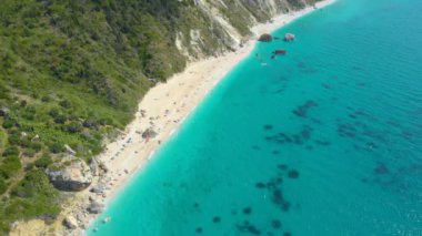 Lefkada 'da gizli bir sahilde tatilin tadını çıkaran çok az turist var..