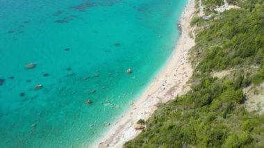 Tasasız turistler uzak sahillerde yaz tatillerinin tadını çıkarıyorlar..