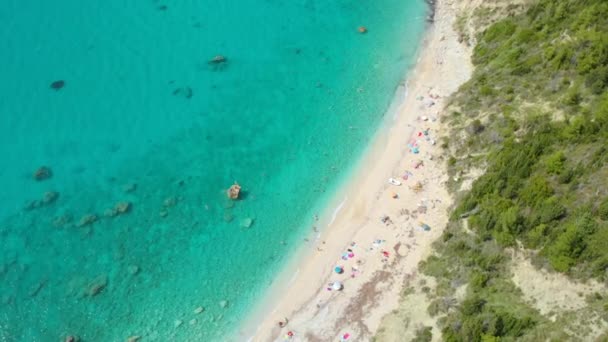 DRONE: Veduta pittoresca della splendida spiaggia di sabbia bianca nel Mediterraneo — Video Stock