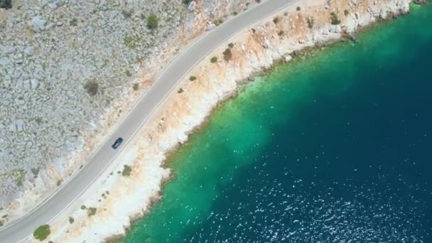 DRONE: Repülő felett turisztikai autó vezetés a gyönyörű csillogó óceán. — Stock videók
