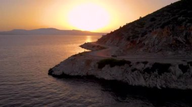 Manzaralı yol boyunca araba sürüyor, resim gibi kıyı şeridi boyunca dönüyor..