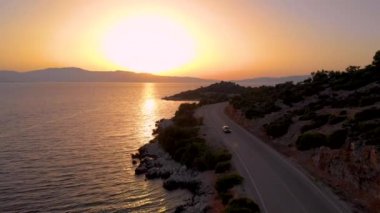 Akdeniz adasını gün batımında keşfe çıkan turistler.