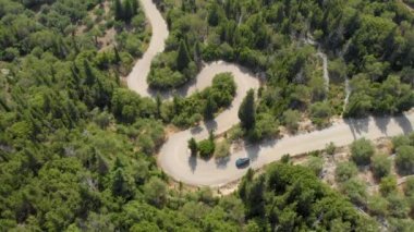 Lefkada 'daki keskin virajlarda mavi SUV' un üzerinde uçuyor..