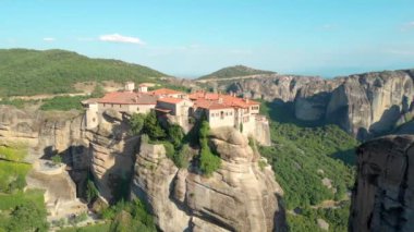 Tepesine inşa edilmiş tenha bir köyle yüksek uçurumun etrafında uçmak..