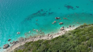Lefkada 'da gizli bir yerde el değmemiş vahşi bir plajın üzerinde uçuyor..