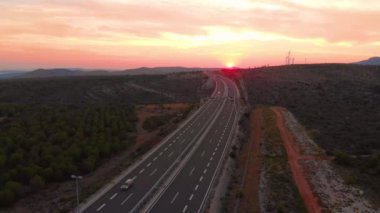 Otobanda parlayan gün batımının kırsal kesimde çekilmiş resmi..