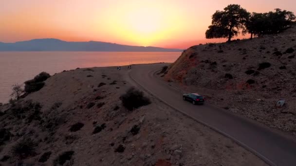ДРОН: Пролетая над живописной дорогой, ведущей мимо песчаного пляжа и спокойного моря — стоковое видео
