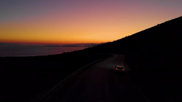 DRONE: Touristenauto erkundet die unberührte Insel in Griechenland im frühen Morgengrauen. — Stockvideo