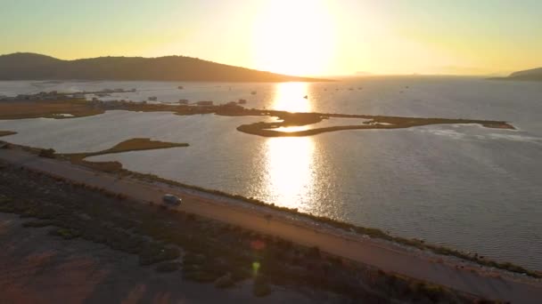 レフカスの海岸線を走る車に乗って空を飛ぶドローン — ストック動画