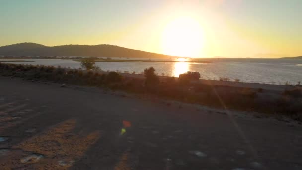 DRONE: Volando a lo largo del coche turístico que cruza por la carretera costera escénica . — Vídeos de Stock