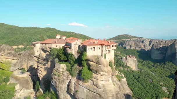 DRONE: Monasterio cristiano ortodoxo se sienta en el acantilado y domina el valle . — Vídeos de Stock