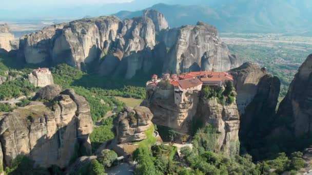 AÉRIAL : Voler haut au-dessus des falaises rondes et du monastère surplombant la vallée. — Video