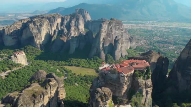 DRONE: Malowniczy widok na stary klasztor z widokiem na klify i dolinę. — Wideo stockowe
