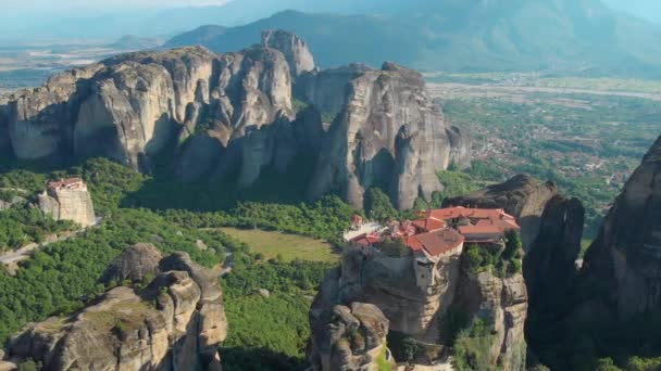 DRONE: Picturesque view of an old monastery overlooking the cliffs and valley. — Stock Video