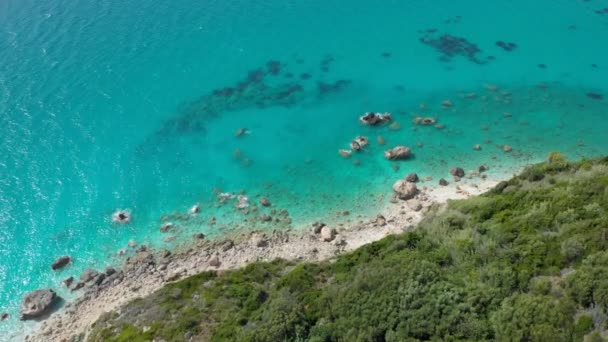 DRONE: Voando acima de uma praia selvagem intocada em um local escondido em Lefkada . — Vídeo de Stock