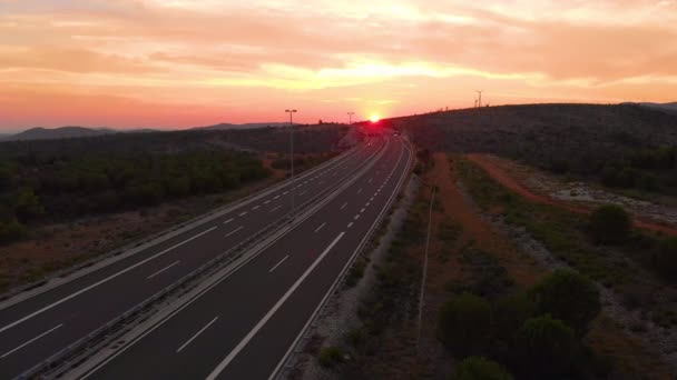 AERIAL: A Horvátországban épült új autópályán száguldó autók felett. — Stock videók