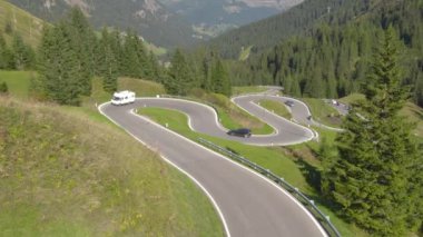 İtalyan Dolomitleri 'nden geçen eğlence aracı, onu arabalar takip ediyor.