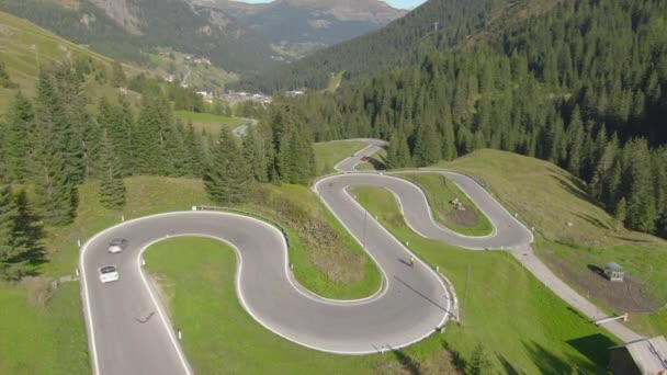 AERIAL: Λευκό σπορ μετατρέψιμο οδήγησης πίσω από ένα γκρι αυτοκίνητο και ποδηλάτες στην Ιταλία — Αρχείο Βίντεο