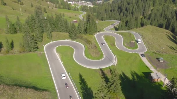 DRONE: Bilar och motorcyklar kör genom grönt landskap Dolomiterna, Italien. — Stockvideo