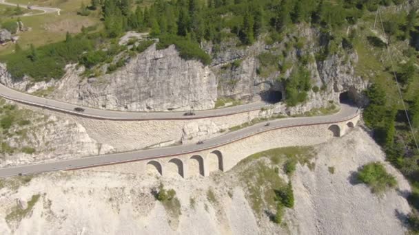 AERIAL: Carros esportivos e motocicletas dirigindo em um viaduto vazio em Alpes italianos. — Vídeo de Stock