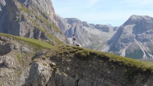 AERIAL Umherfliegende Frau fotografiert die Natur nach Erreichen des Gipfels — Stockvideo