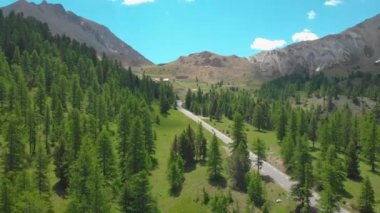 Motosiklet sürücüleri Fransa 'ya giden yolda ilerliyorlar..