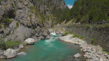 Gezginler güzel beyaz su akıntıları boyunca motosikletlerini sürerler..